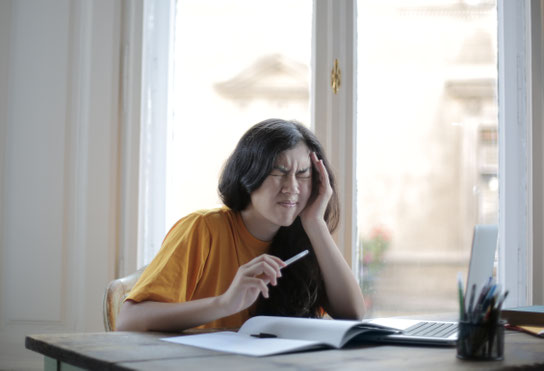 Kinésiologie pour aider une jeune fille adolescente stressée par ses devoirs et le manque de confiance en soi