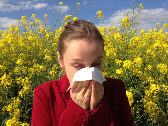 Kinésiologie pour soulager une jeune femme souffrant d'allergies ou d'hypersensibilités saisonnières